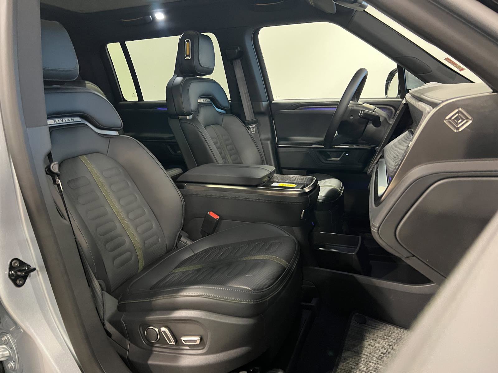 Used 2026 Rivian R1S Adventure AWD/4WD image 37