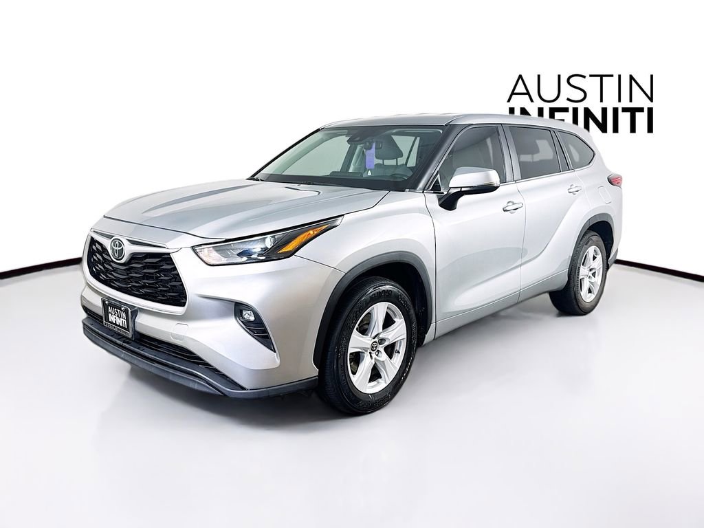 Used 2023 Toyota Highlander LE FWD image 3