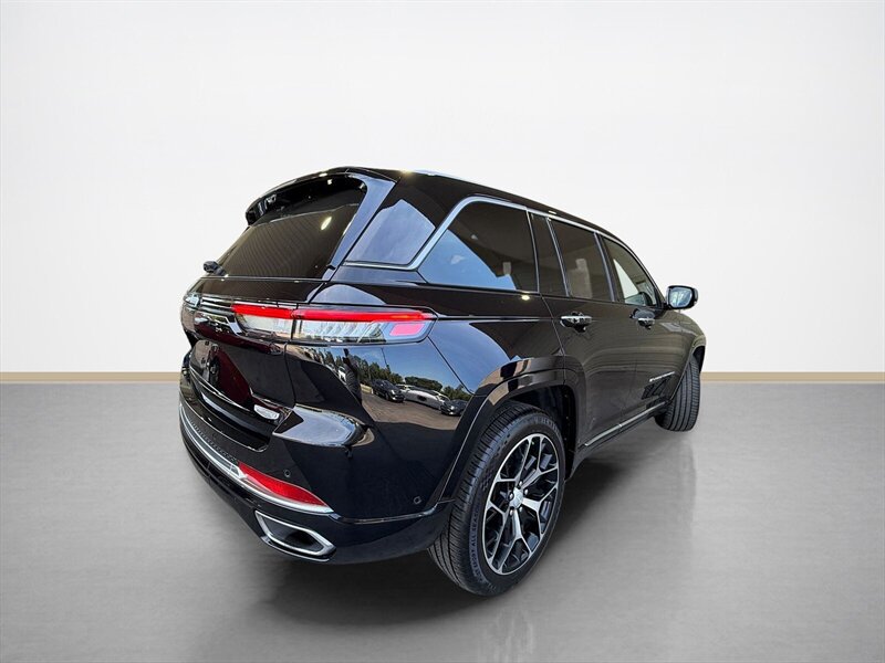 Used 2023 Jeep Grand Cherokee Summit AWD/4WD image 4