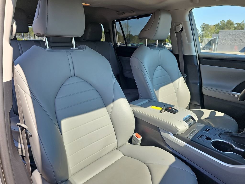 Used 2020 Toyota Highlander XLE image 13