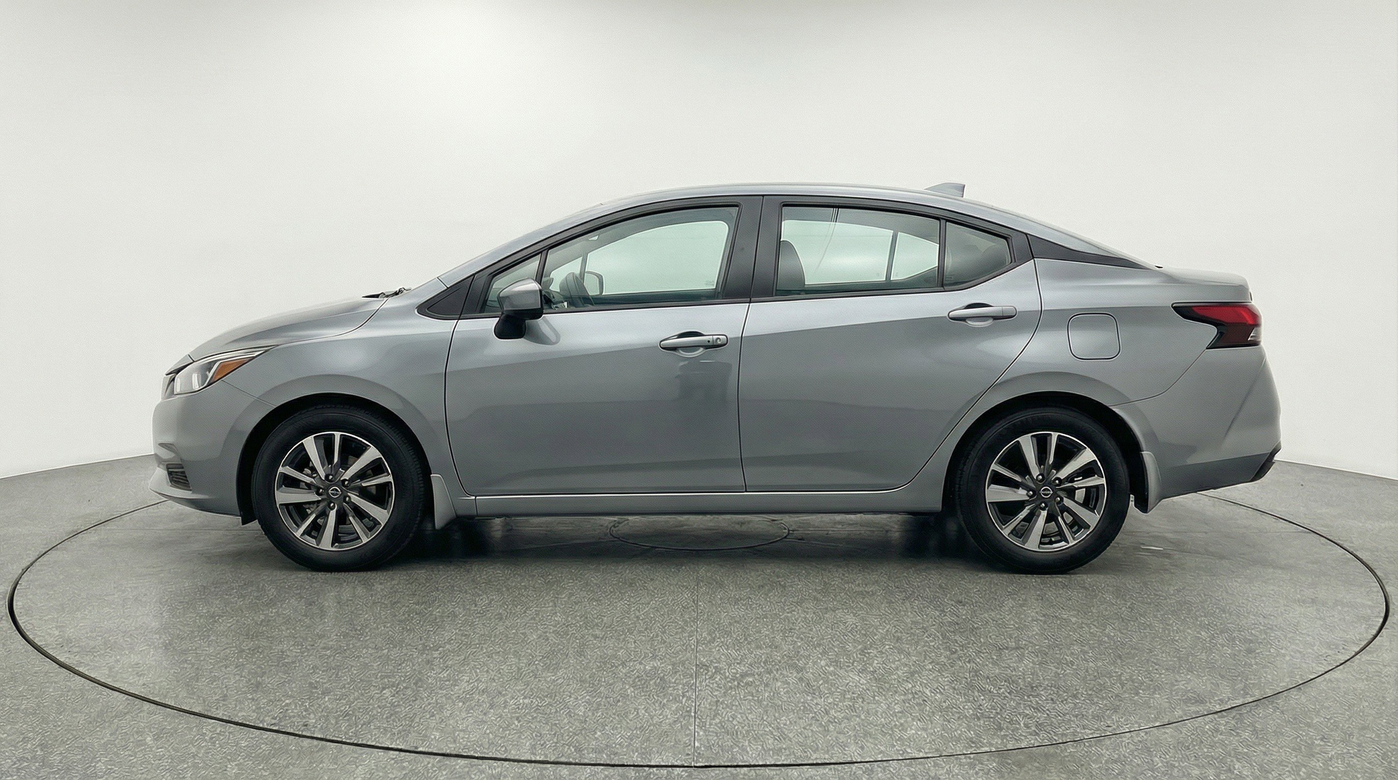 Used 2025 Nissan Versa SV image 5