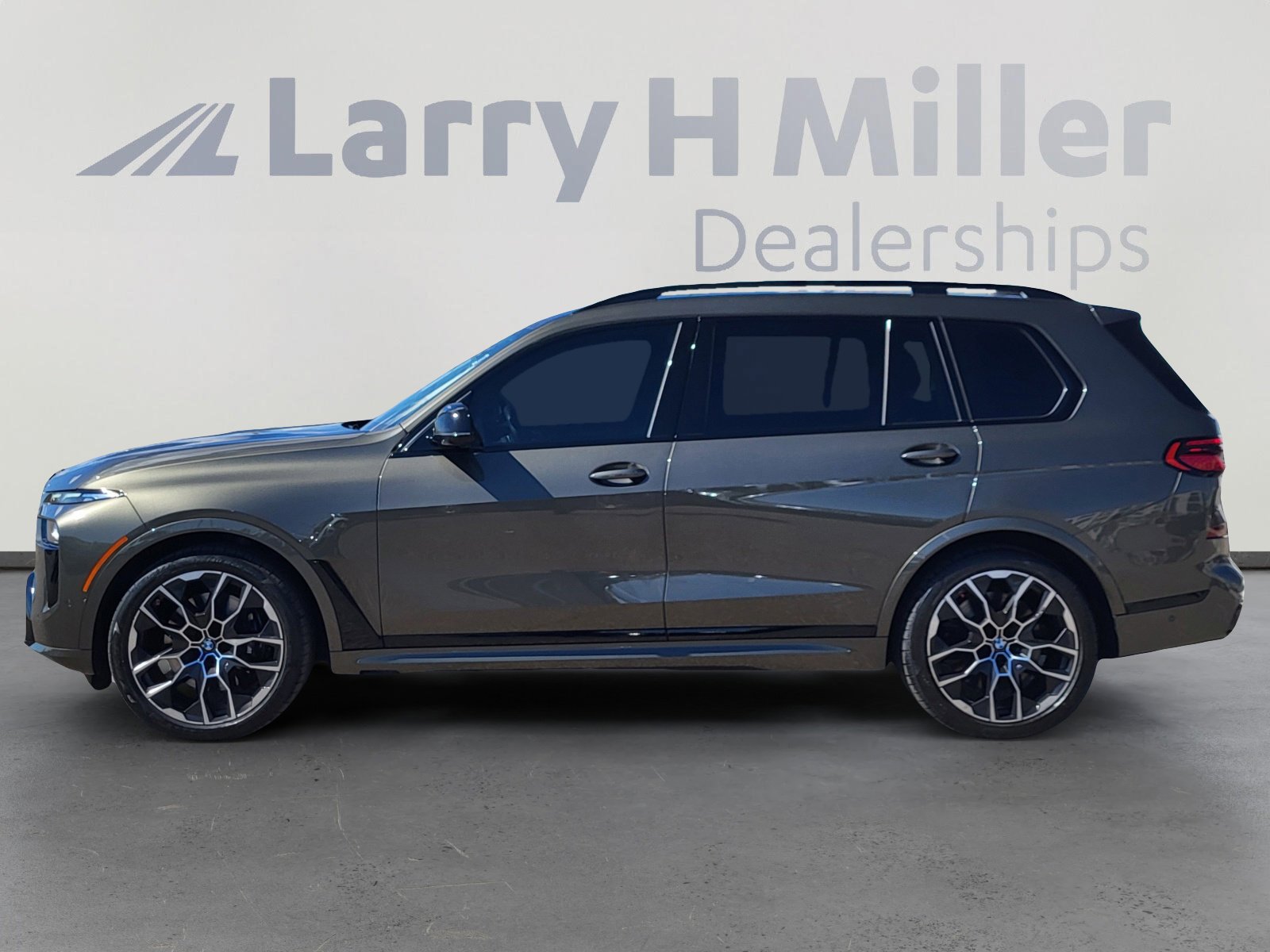 Used 2025 BMW X7 M60i image 2