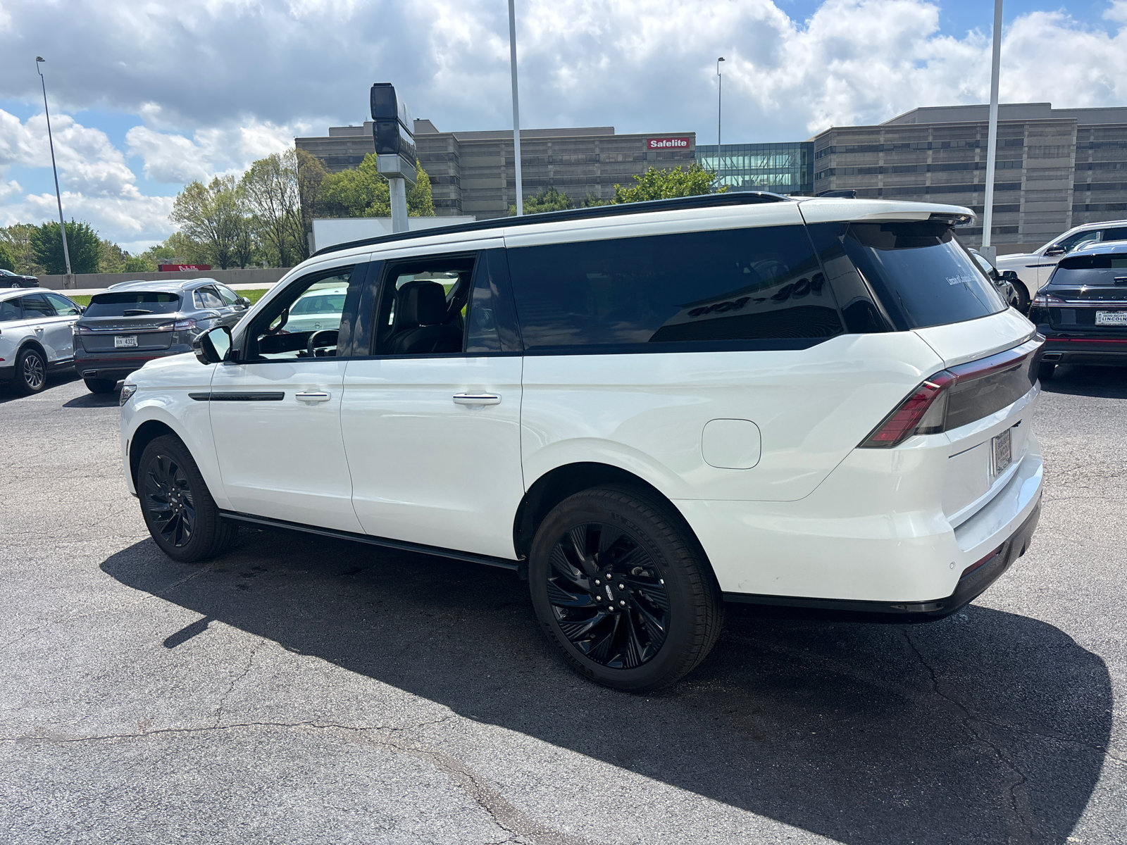 New 2026 Lincoln Navigator L Reserve w/ Jet Appearance Package AWD/4WD image 5