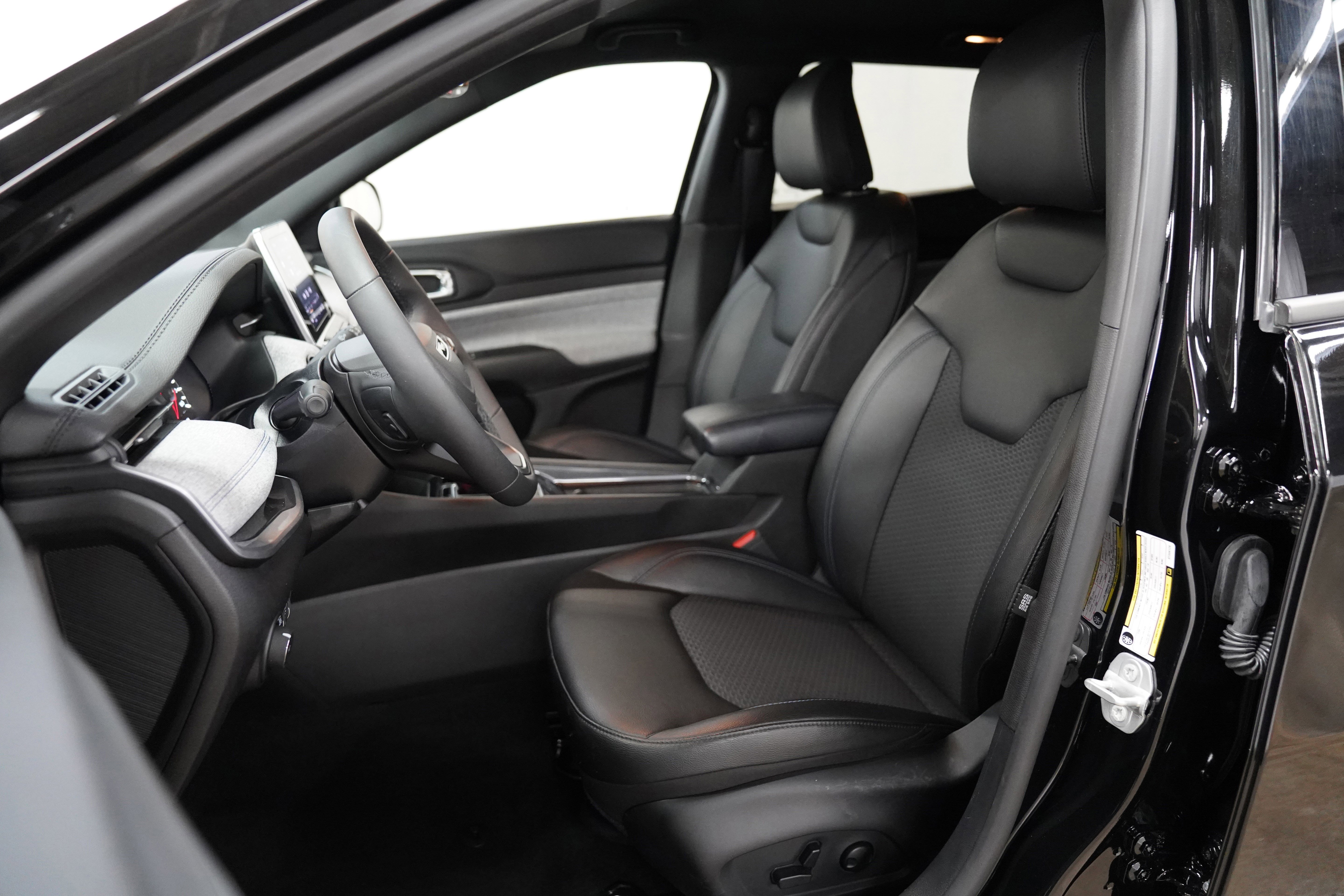 Used 2025 Jeep Compass Latitude w/ Convenience Group AWD/4WD image 4