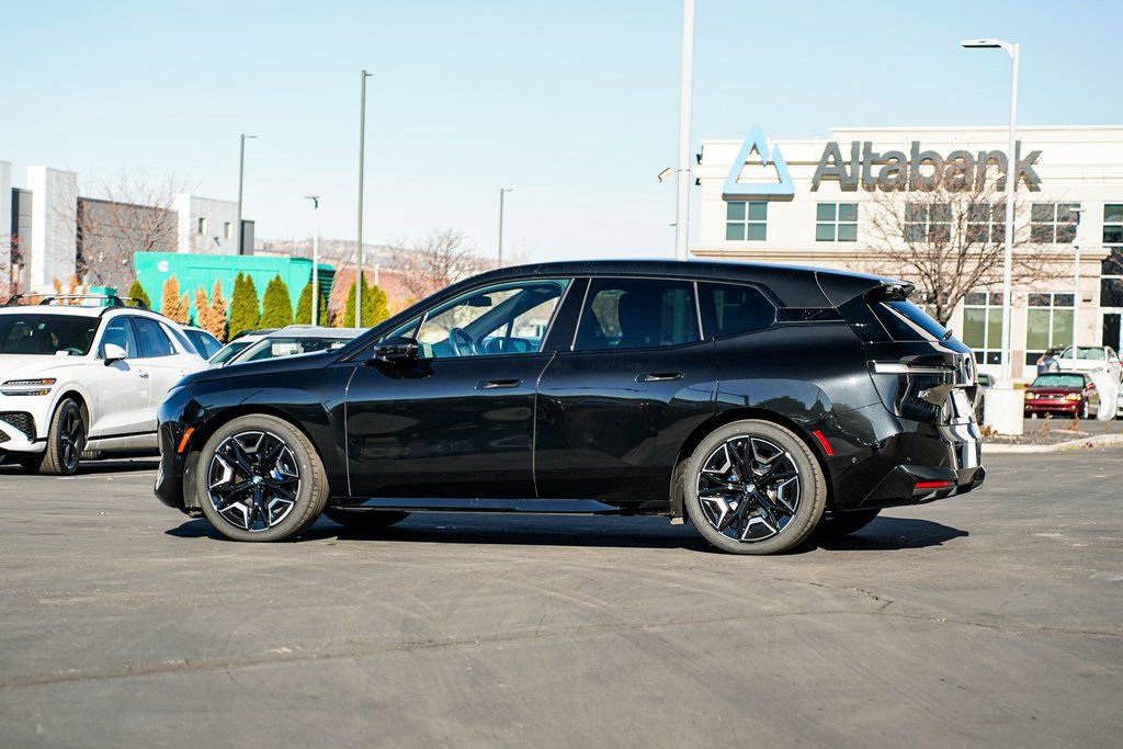 Used 2025 BMW iX xDrive50 w/ Premium Package image 7