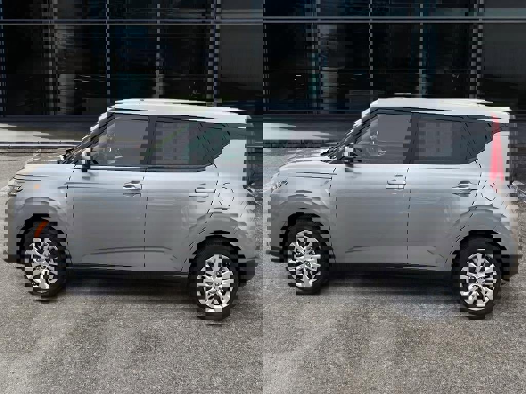 Used 2022 Kia Soul LX image 4
