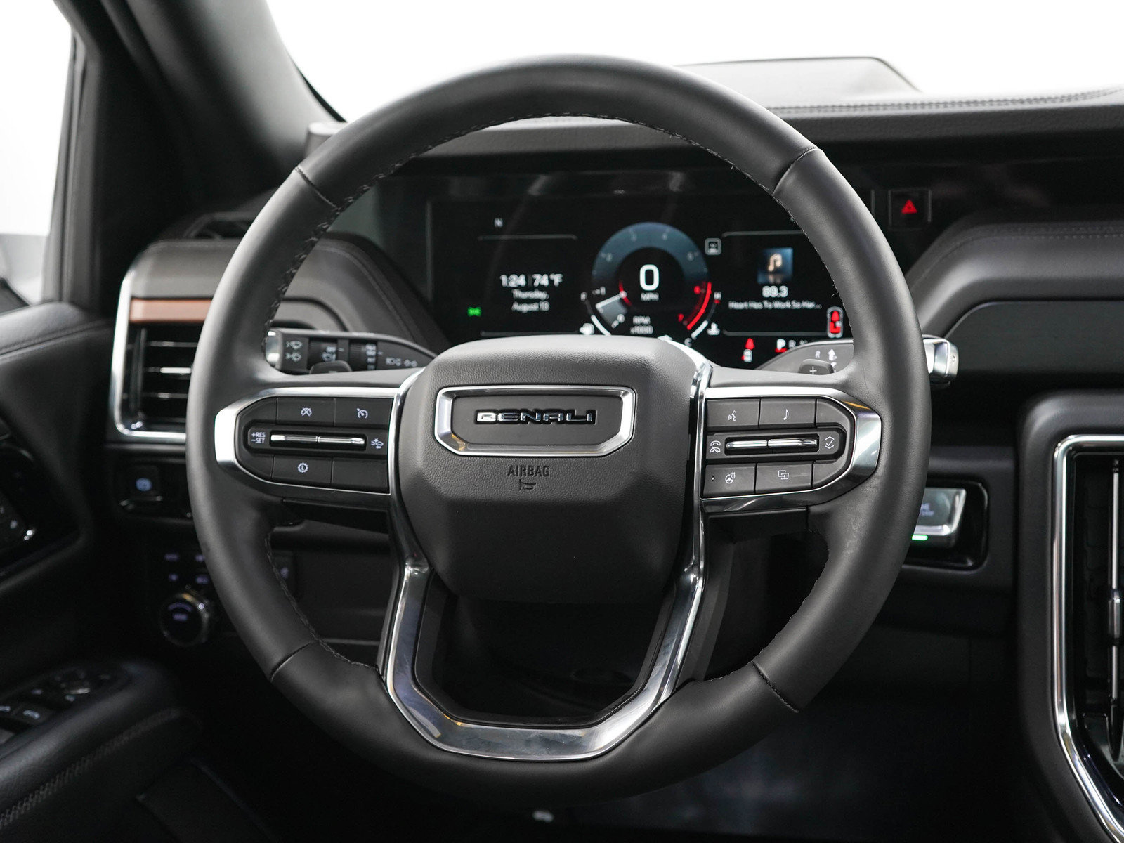 Used 2025 GMC Yukon Denali w/ Sun & Power Step Package AWD/4WD image 17