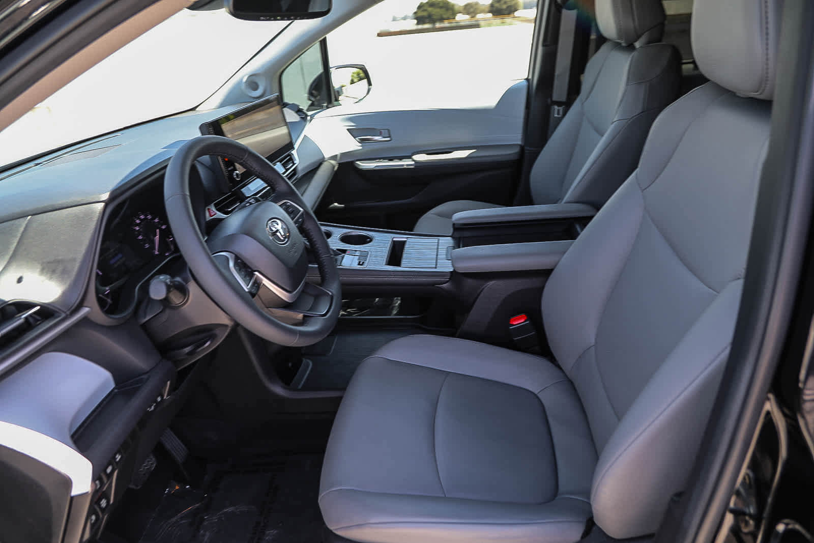 Used 2025 Toyota Sienna XLE w/ XLE Plus Package AWD/4WD image 17