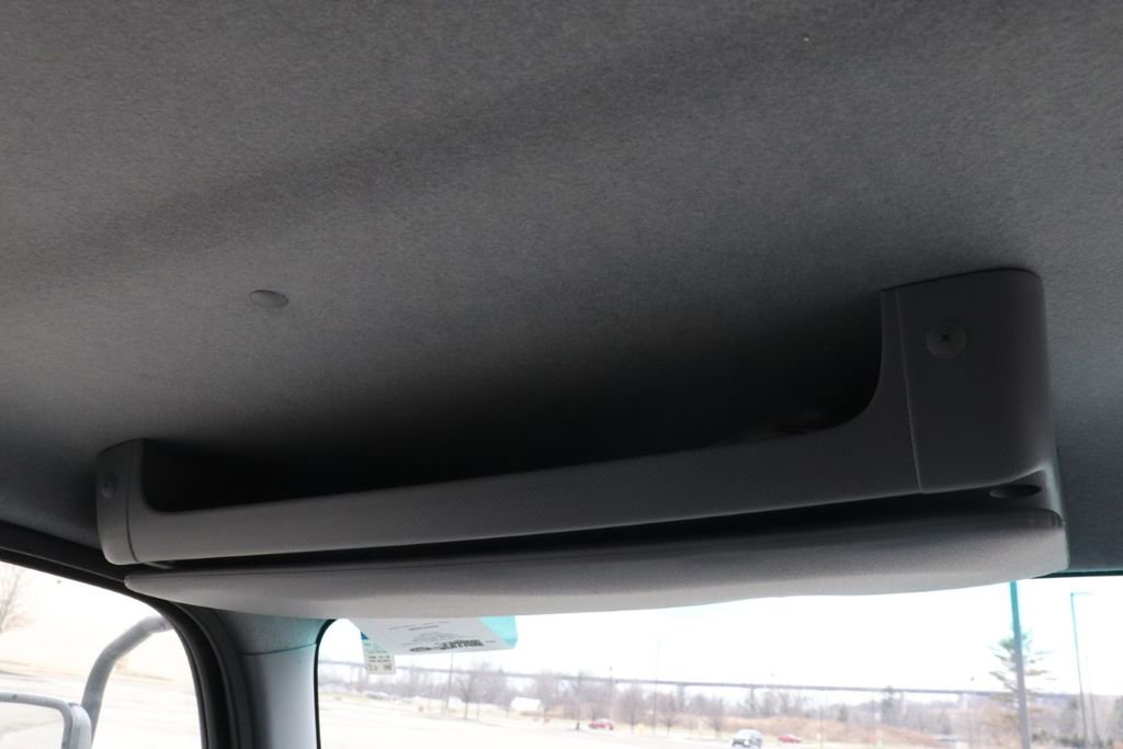 Used 2020 Isuzu NPR image 19