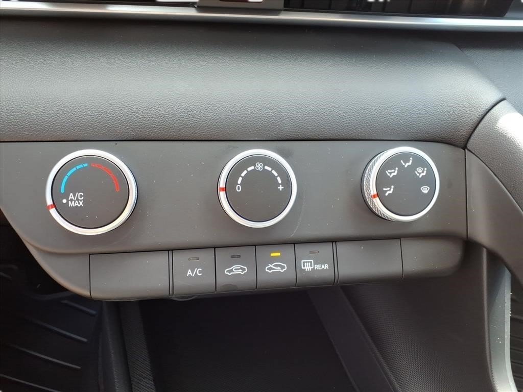 Certified 2025 Hyundai Elantra SE FWD image 12