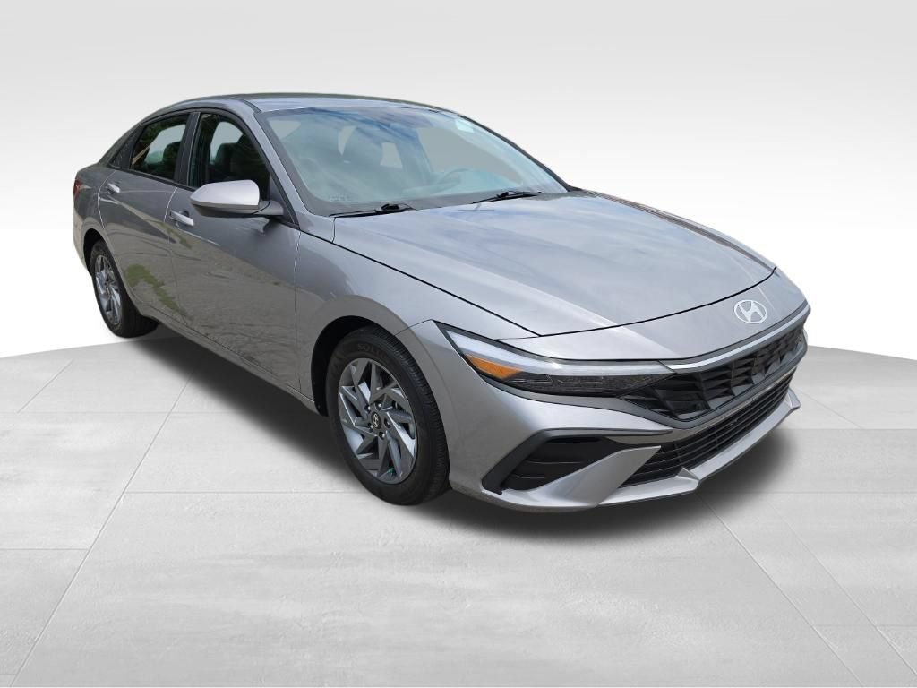 Used 2024 Hyundai Elantra SEL FWD image 3