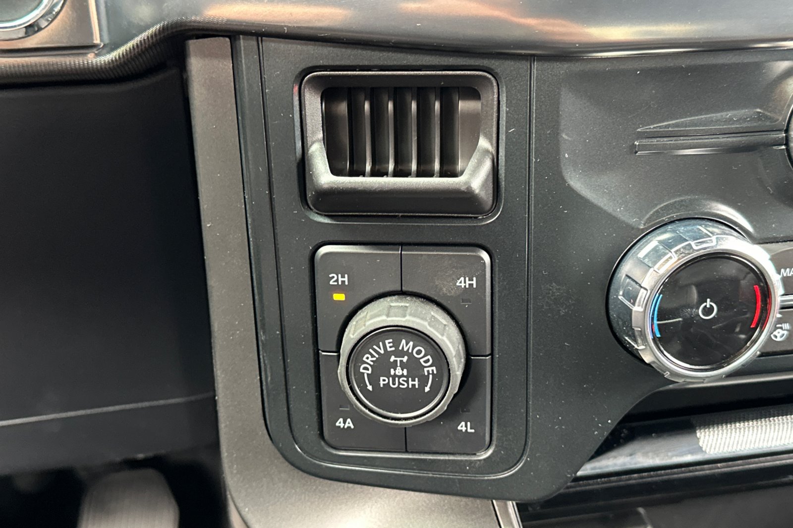 Used 2025 Ford F150 Lariat w/ Equipment Group 501A Mid image 26