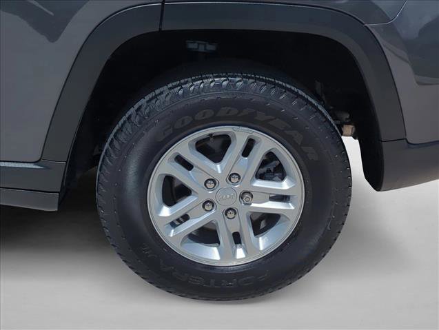 Used 2025 Jeep Grand Cherokee Laredo w/ Luxury Tech Group I RWD image 26