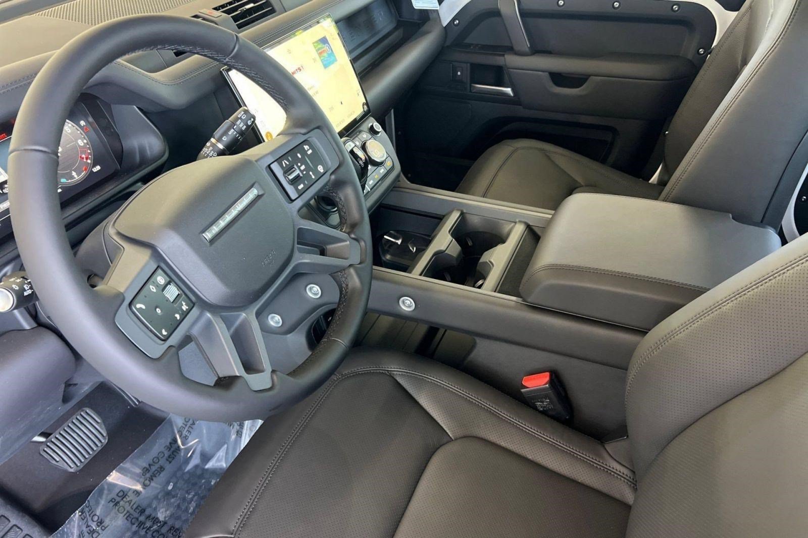 New 2026 Land Rover Defender 130 X-Dynamic SE AWD/4WD image 3