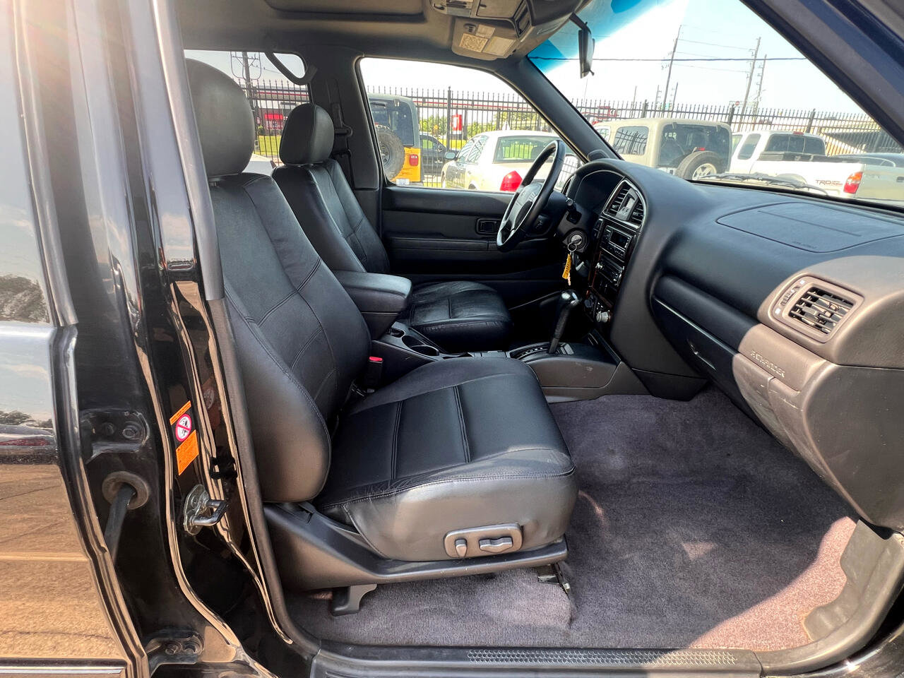 Used 2001 Nissan Pathfinder LE image 32