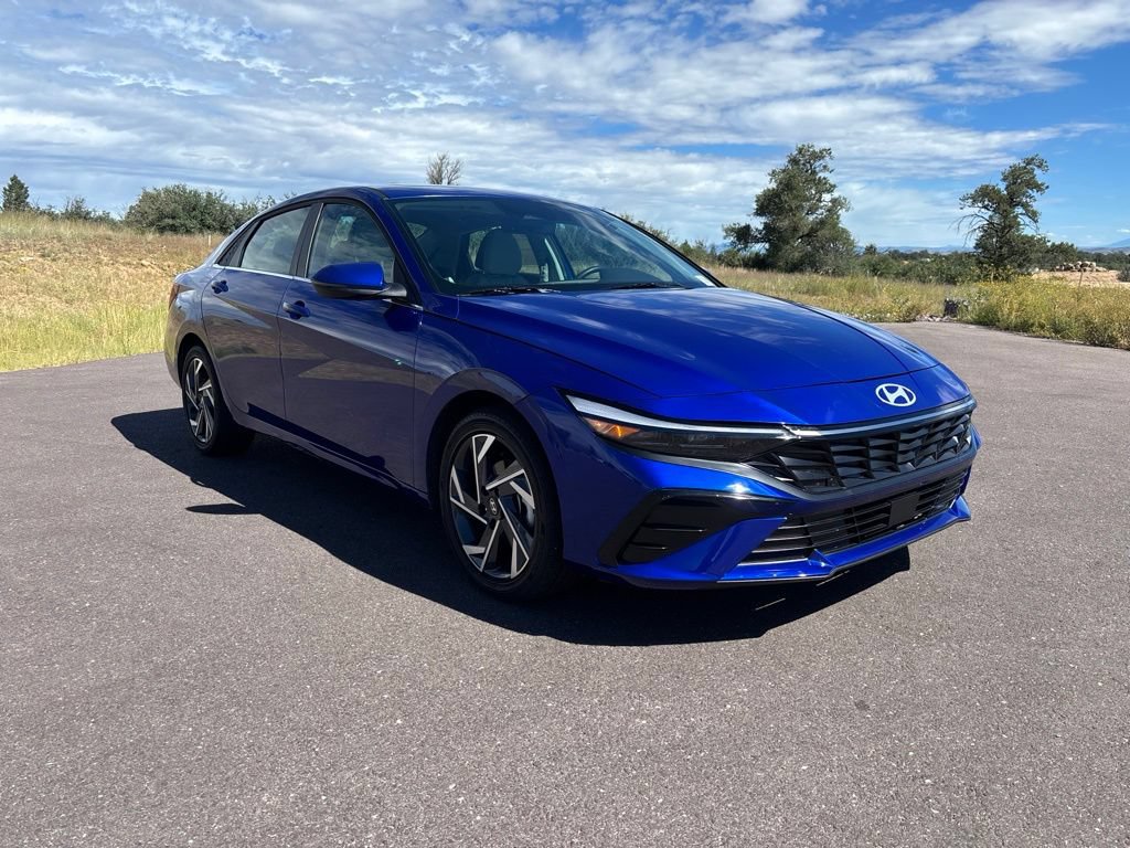Used 2025 Hyundai Elantra Limited FWD image 3