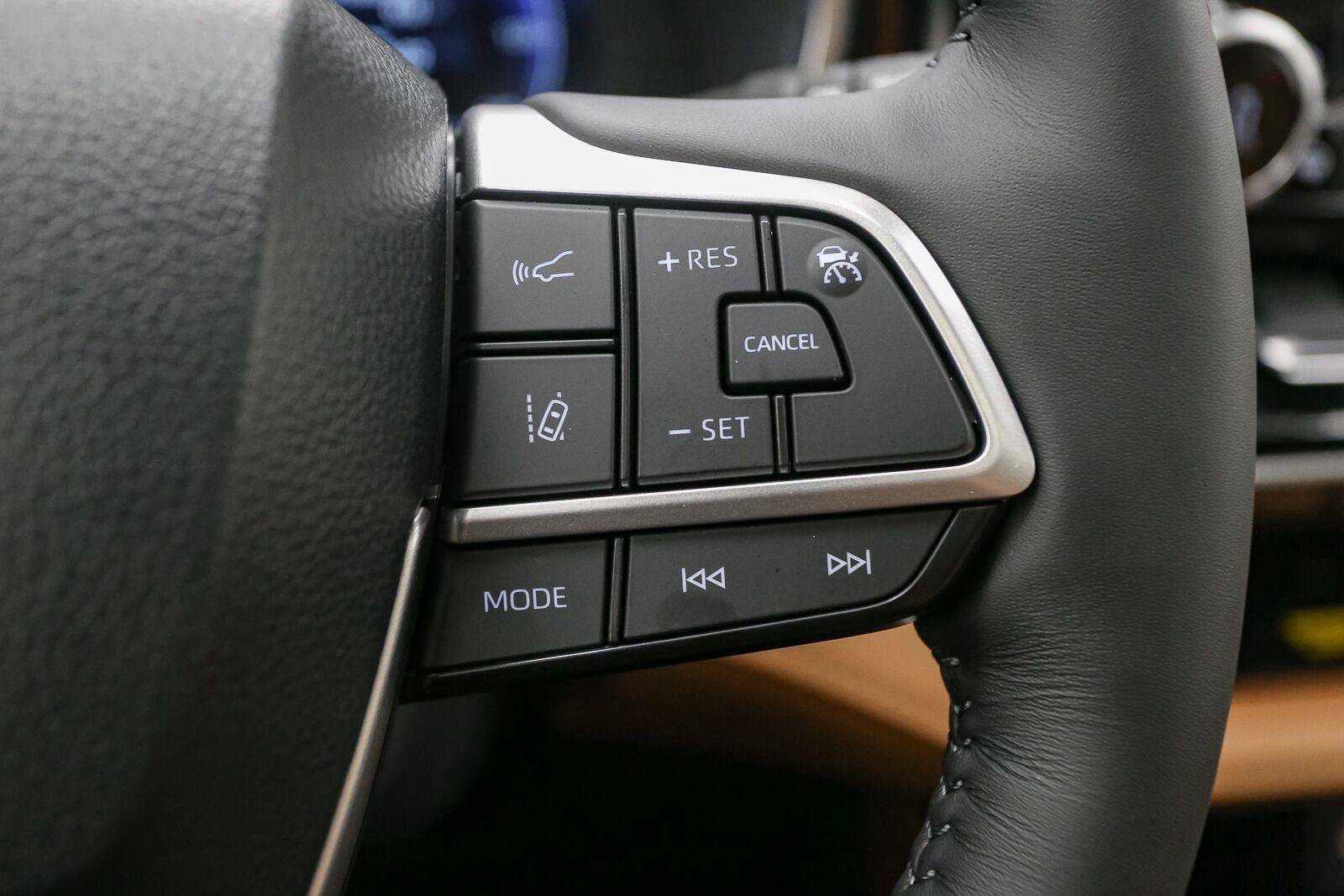 Used 2026 Toyota Highlander Platinum AWD/4WD image 39