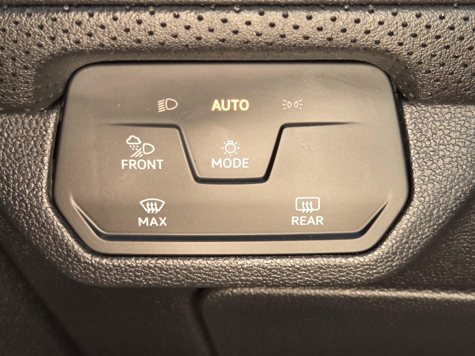 Used 2024 Volkswagen Atlas Cross Sport SE FWD image 17
