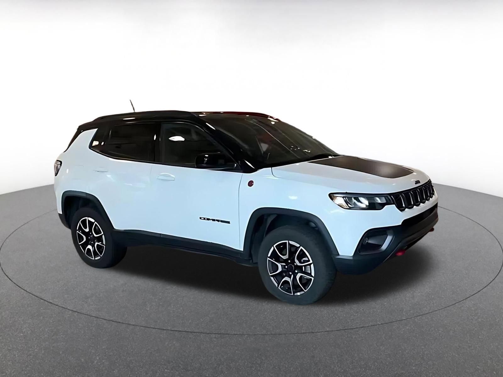 Used 2025 Jeep Compass Trailhawk AWD/4WD image 2