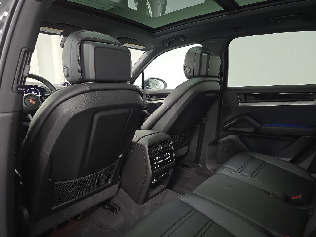 Certified 2026 Porsche Cayenne AWD/4WD image 28