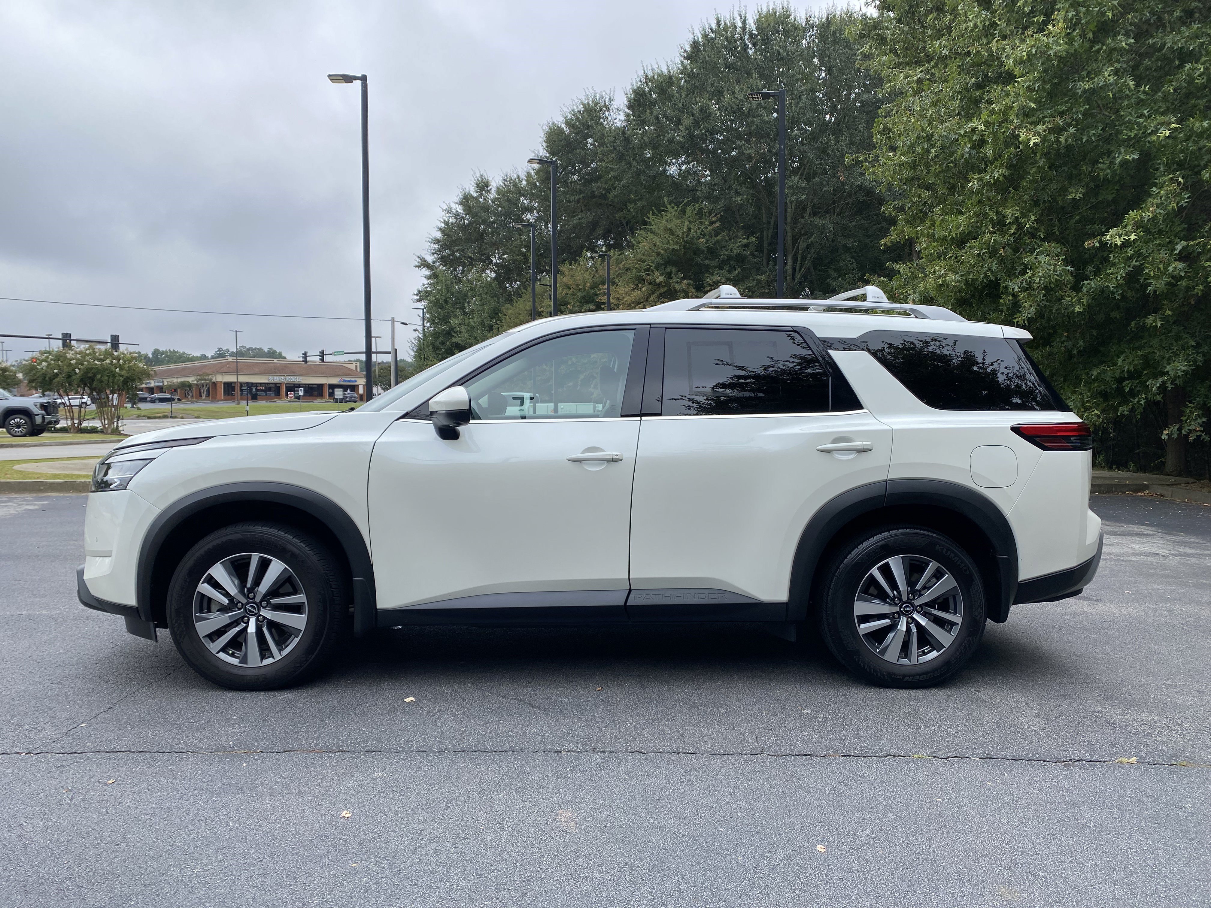 Used 2024 Nissan Pathfinder SL FWD image 6