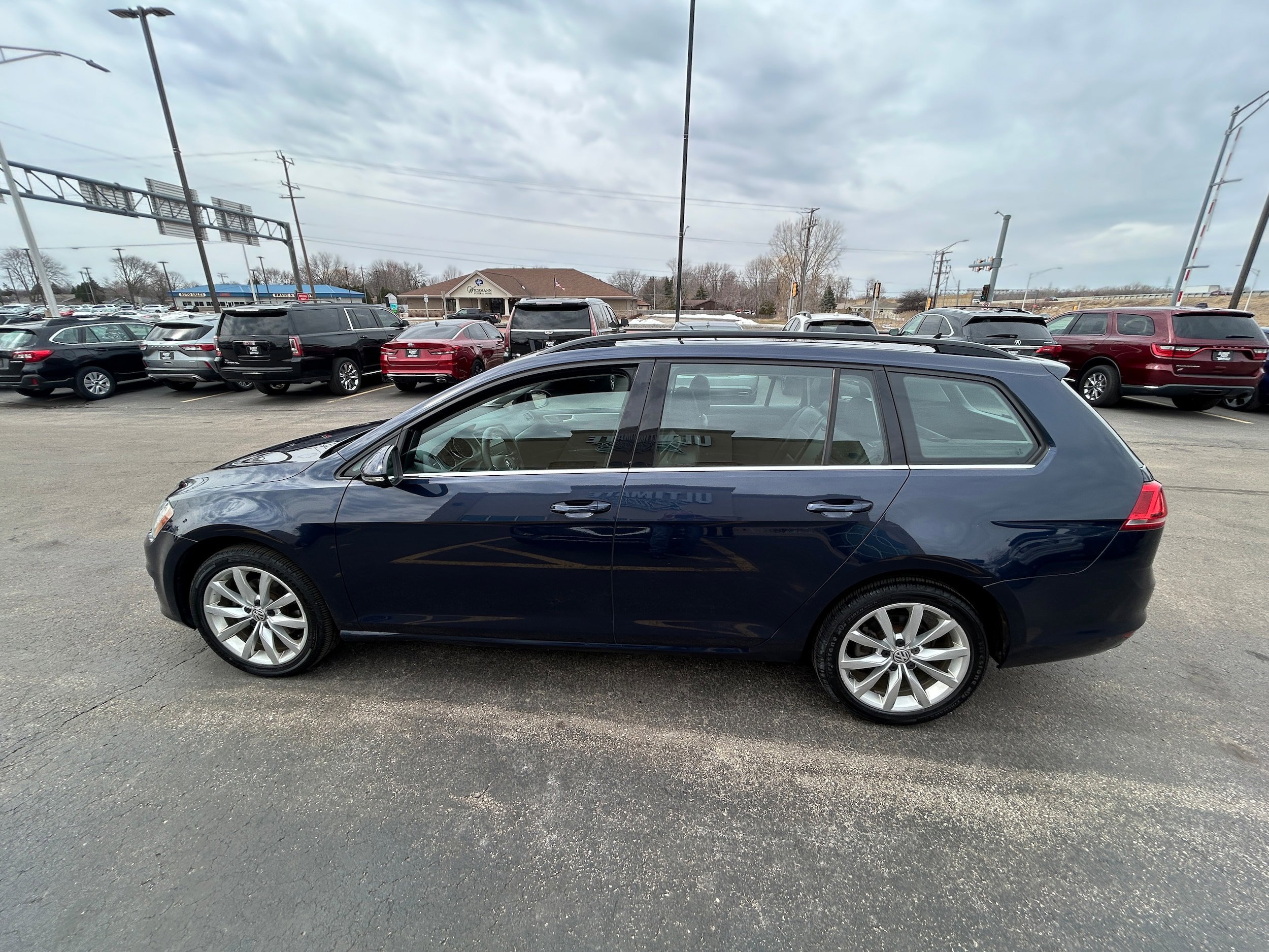 Used 2016 Volkswagen Golf SE FWD image 3