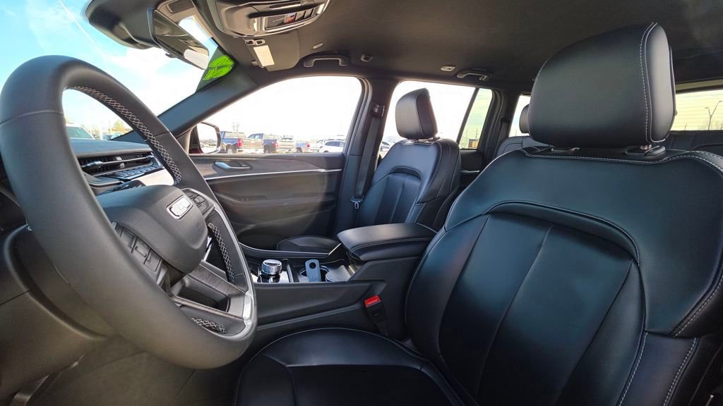 Used 2025 Jeep Grand Cherokee Limited w/ Black Appearance Package image 22