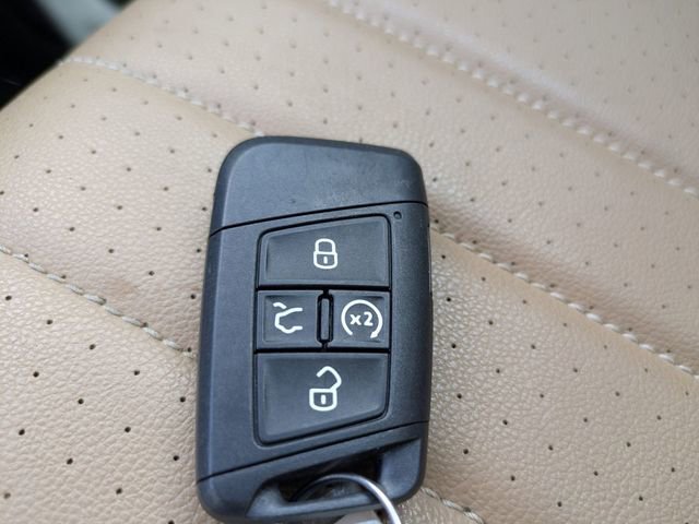 Certified 2023 Volkswagen Tiguan SE R-Line image 32