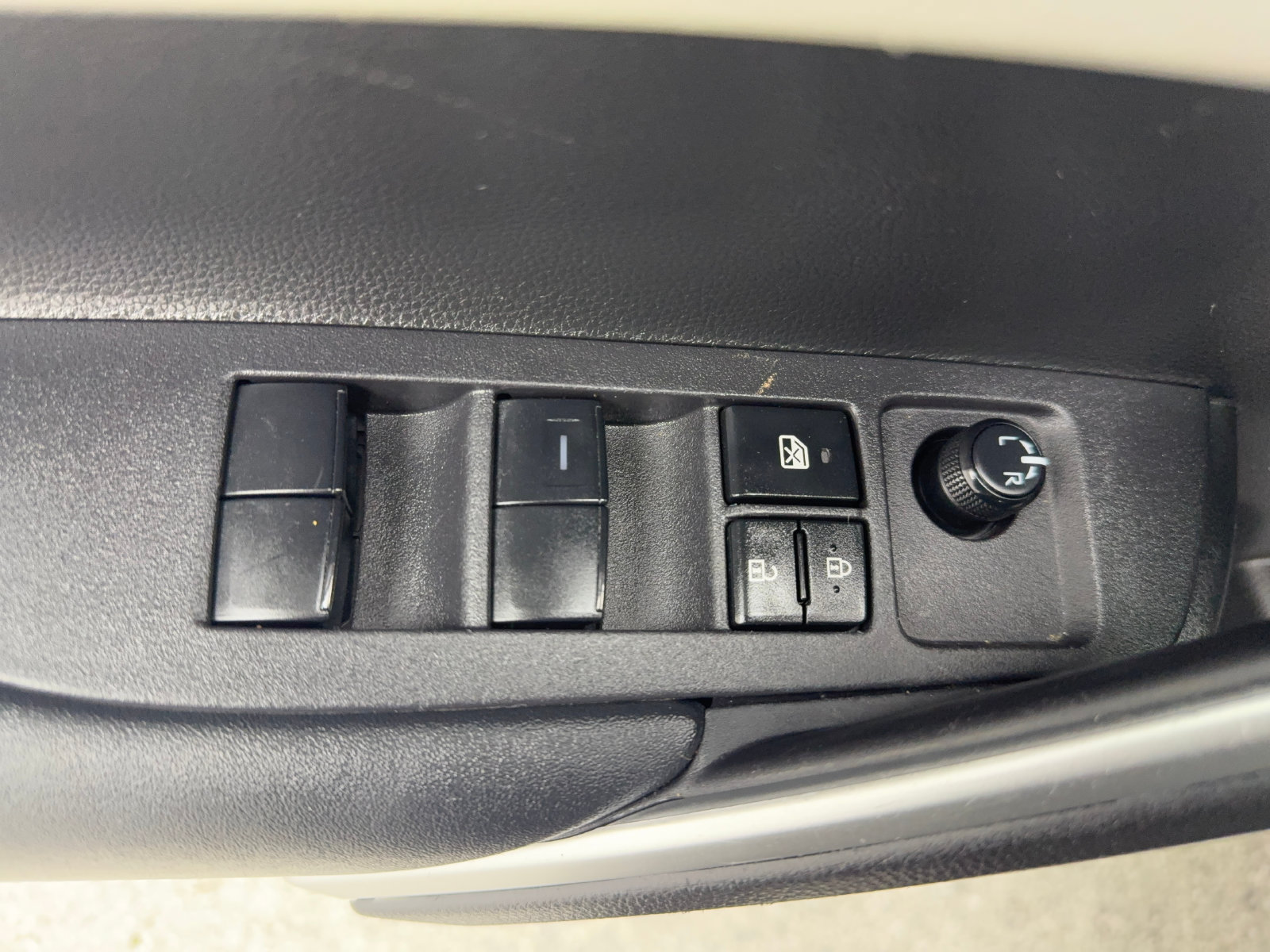 Used 2024 Toyota Corolla Cross L FWD image 28