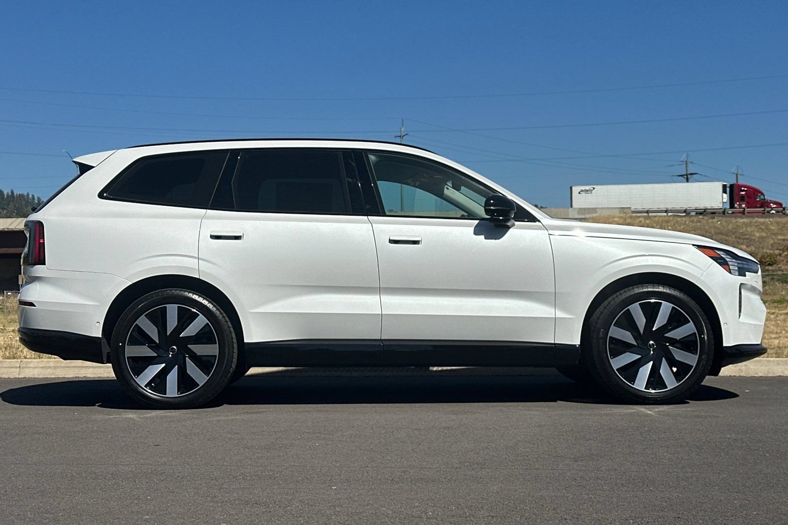 New 2026 Volvo EX90 Ultra AWD/4WD image 2