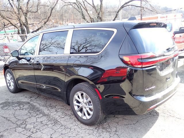 New 2026 Chrysler Pacifica Select AWD/4WD image 3