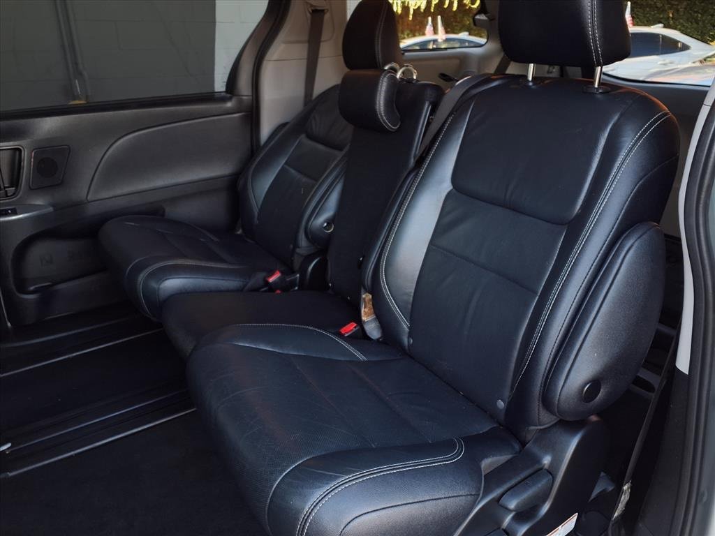Certified 2019 Toyota Sienna SE Premium image 17