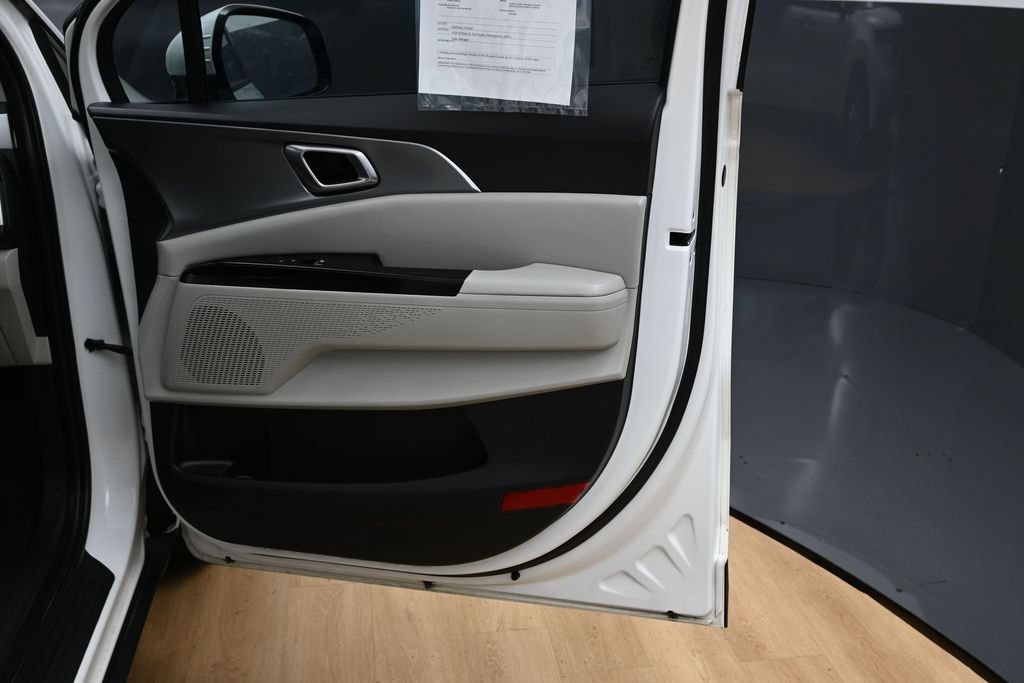 Used 2022 Kia Carnival LX FWD image 37