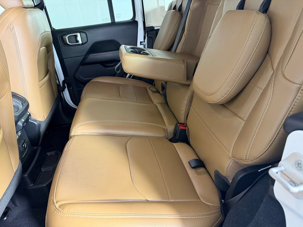 Used 2022 Jeep Wrangler Unlimited Sahara w/ Cold Weather Group AWD/4WD image 28