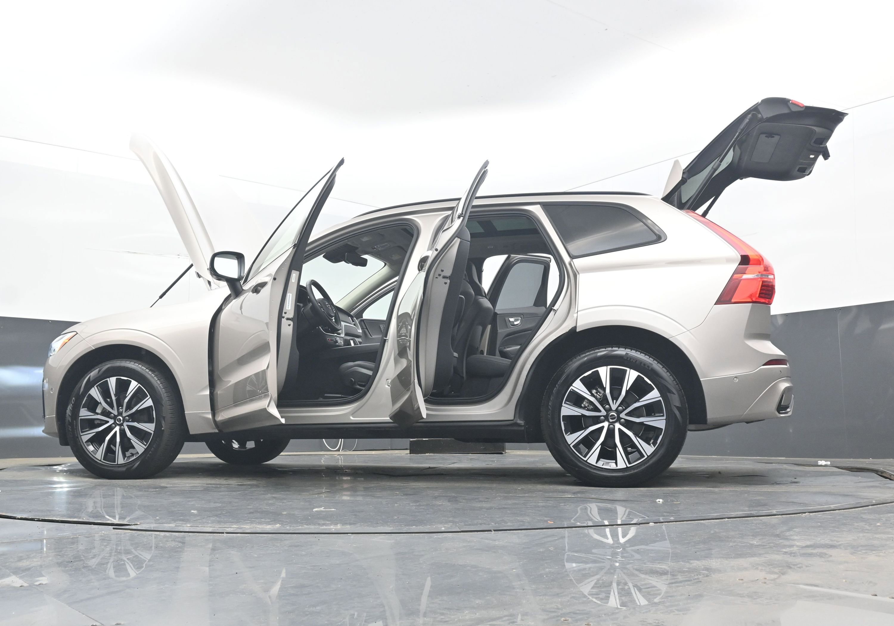 Used 2025 Volvo XC60 B5 Plus AWD/4WD image 43