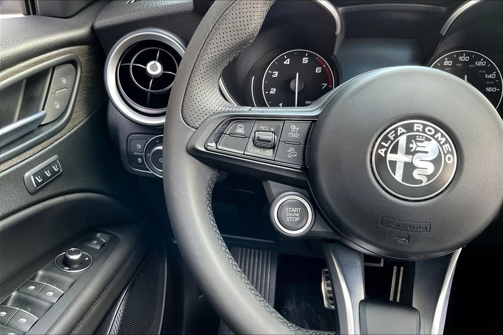 Used 2022 Alfa Romeo Stelvio Ti AWD/4WD image 11