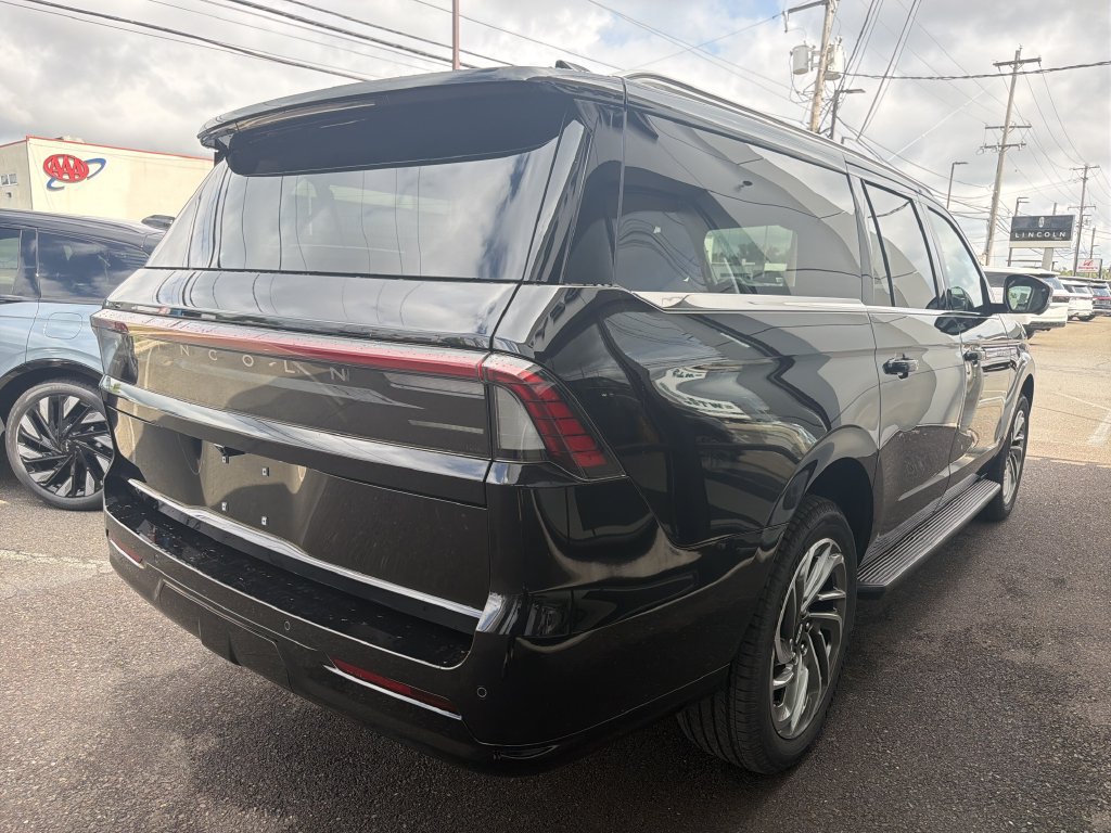 New 2027 Lincoln Navigator L Premier AWD/4WD image 3
