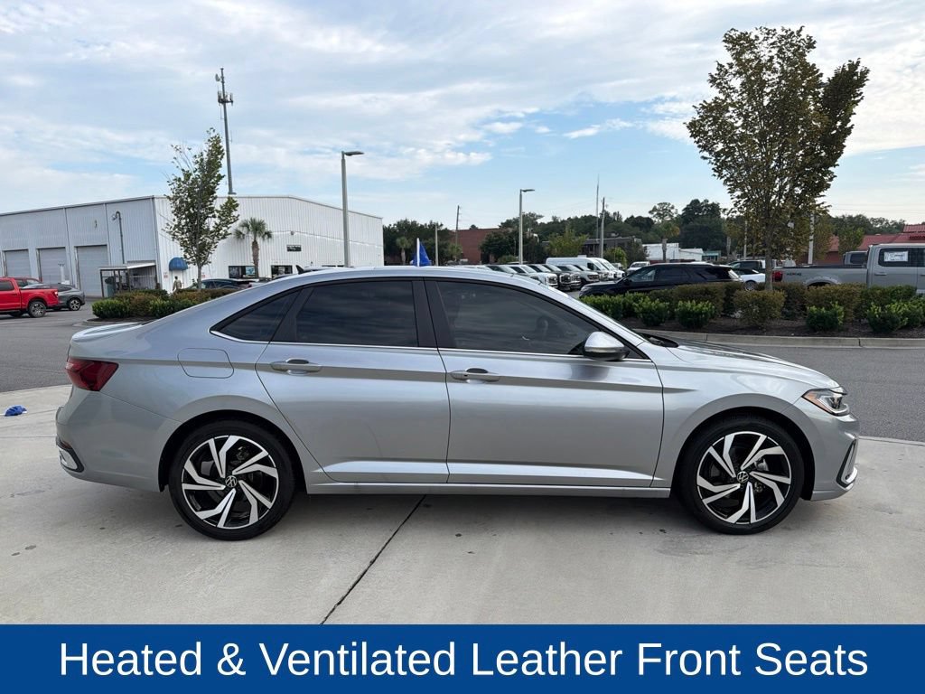 Used 2025 Volkswagen Jetta SEL FWD image 2
