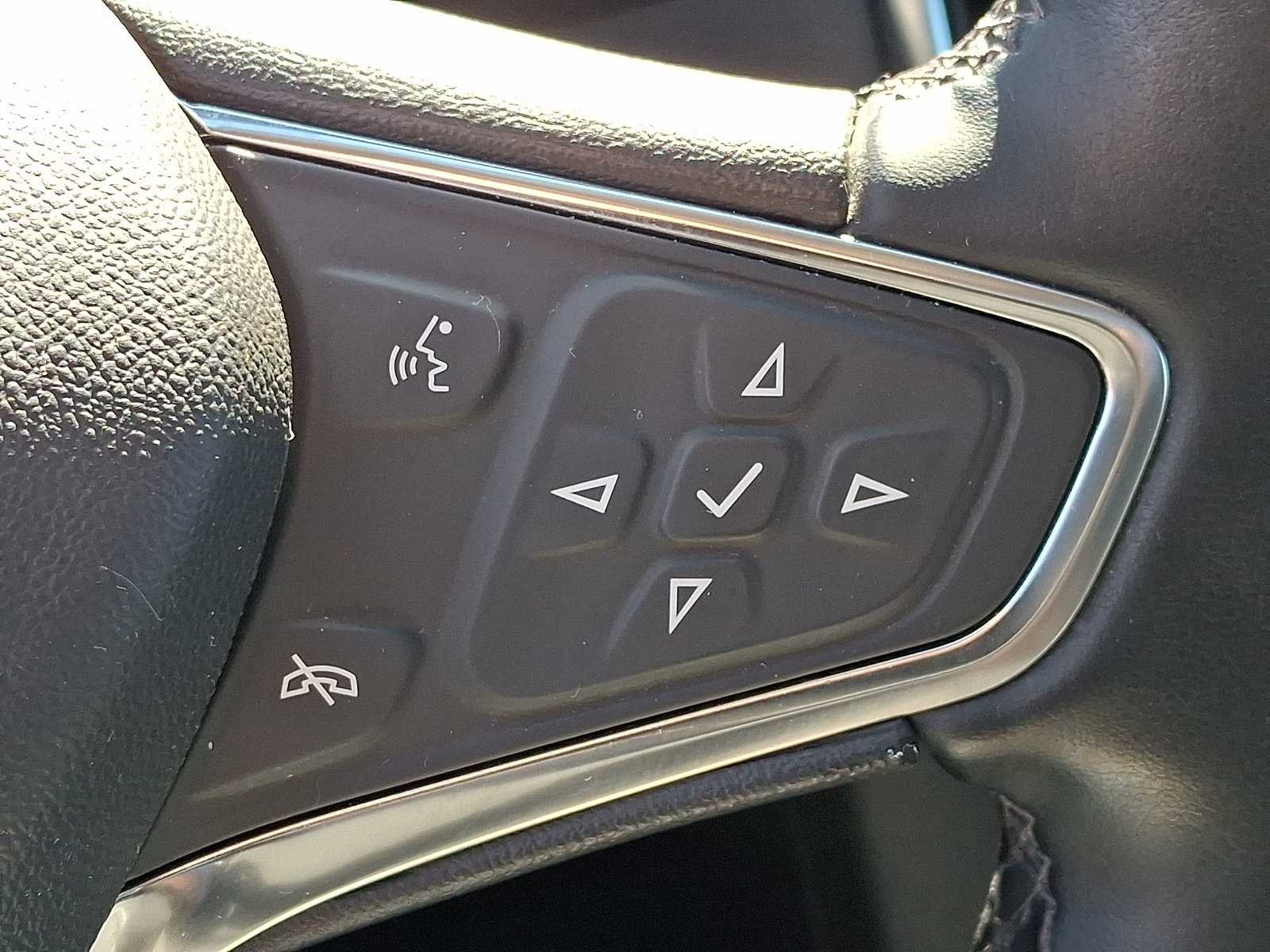 Used 2024 Chevrolet Equinox LT w/ LPO, Floor Liner Package AWD/4WD image 23