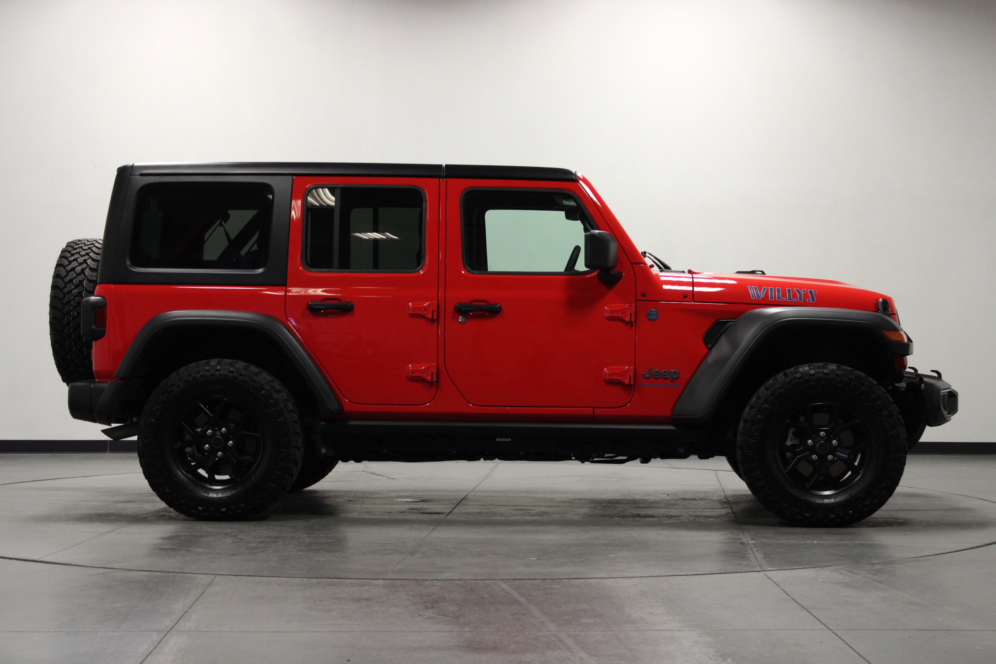 Used 2025 Jeep Wrangler Willys AWD/4WD image 3