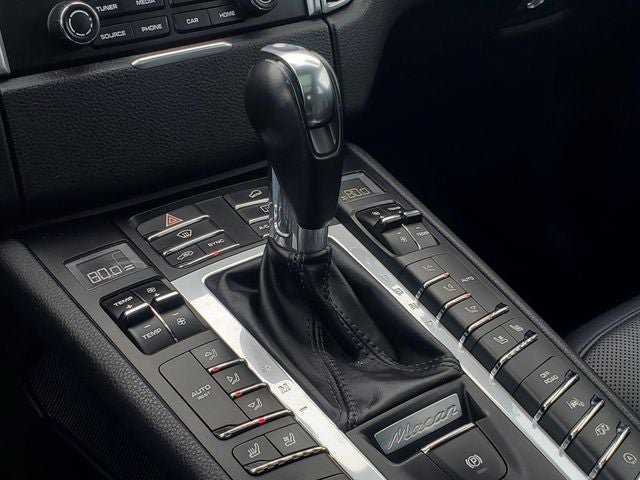 Used 2018 Porsche Macan Turbo AWD/4WD image 23