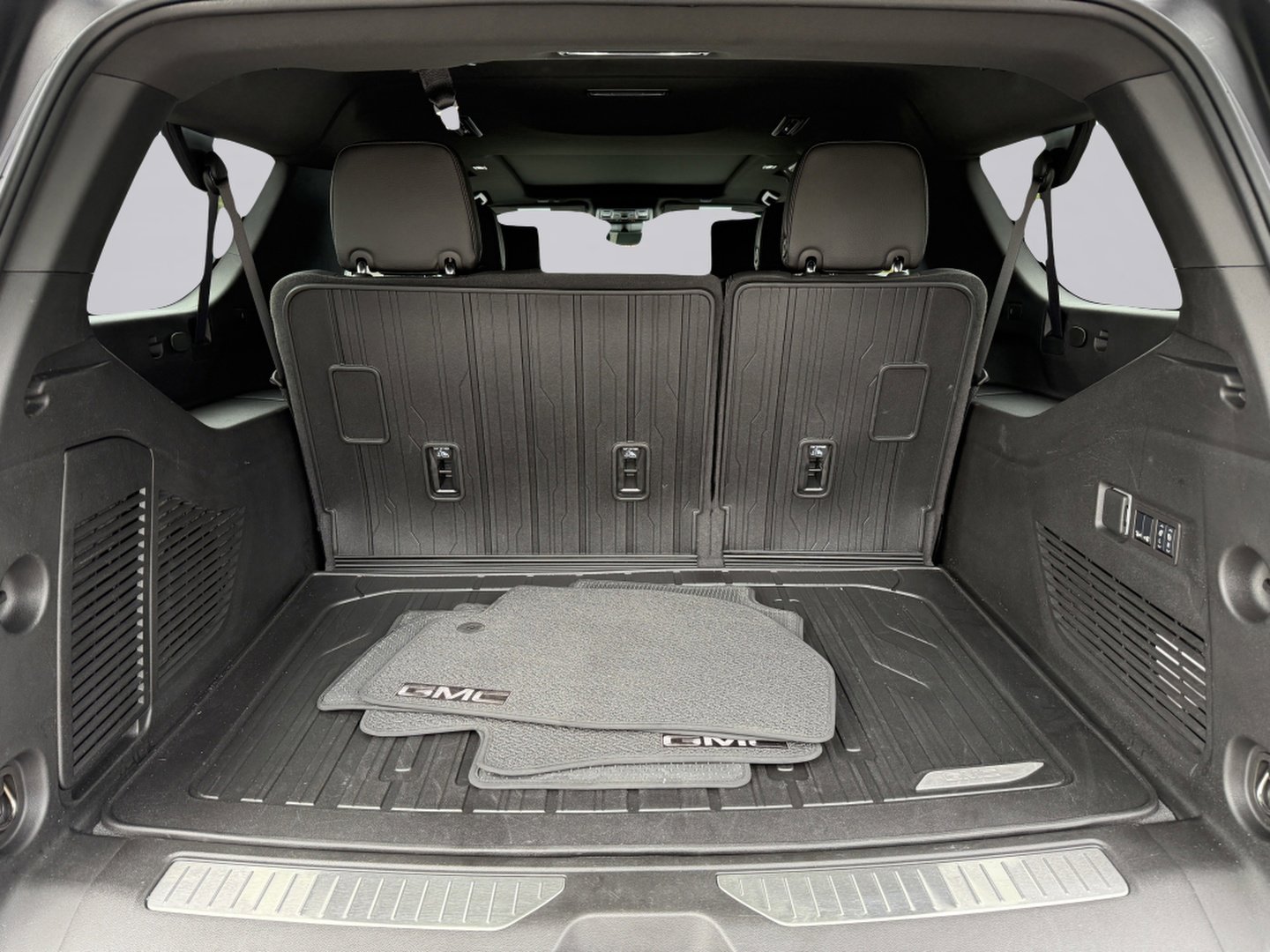 Used 2024 GMC Yukon XL Denali w/ Advanced Technology Package image 18