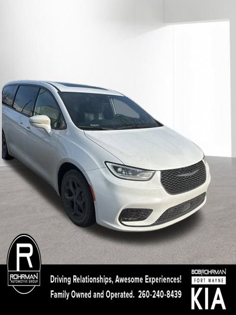 Used 2022 Chrysler Pacifica Limited w/ Uconnect Theater Family Group image 6