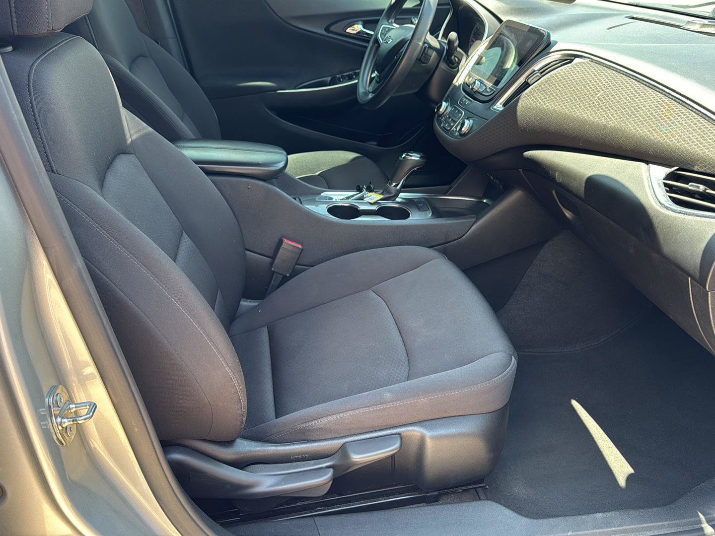 Used 2020 Chevrolet Malibu LT FWD image 25