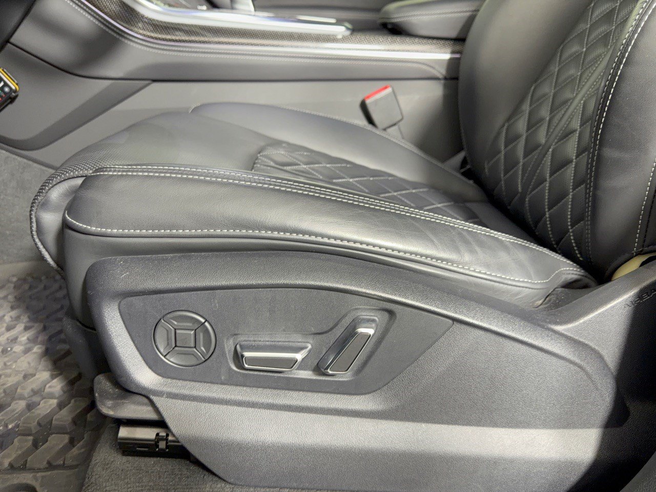 Used 2023 Audi SQ8 Prestige AWD/4WD image 16