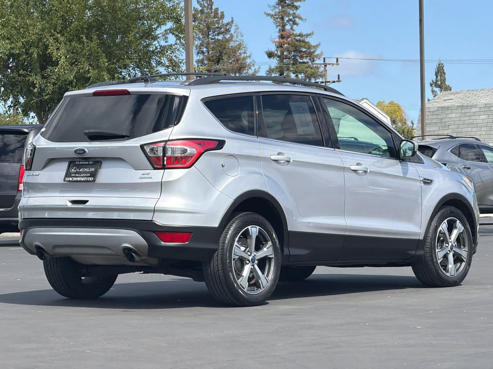 Used 2017 Ford Escape SE w/ Equipment Group 201A FWD image 2