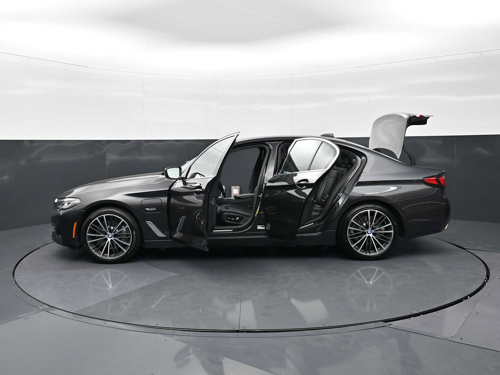 Used 2022 BMW 530e w/ Executive Package RWD image 36
