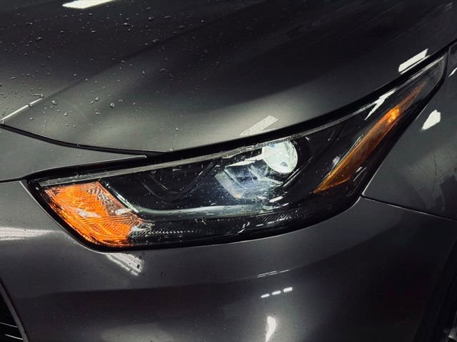 Used 2025 Toyota Highlander XLE image 2