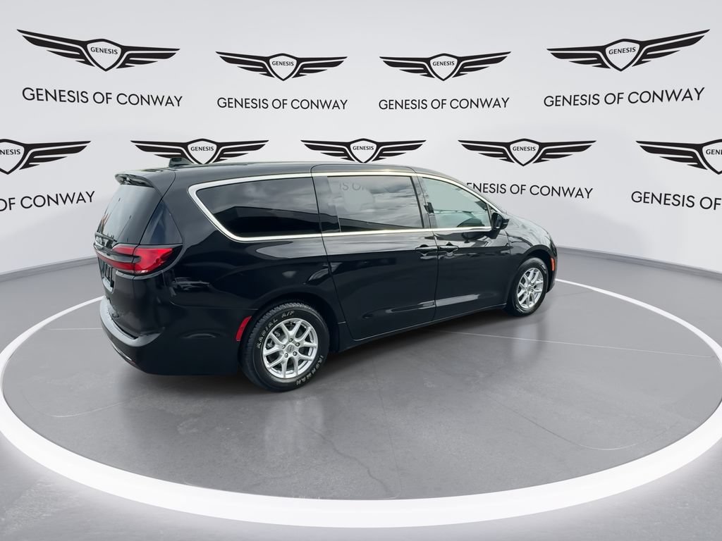 Used 2024 Chrysler Pacifica Touring-L FWD image 8