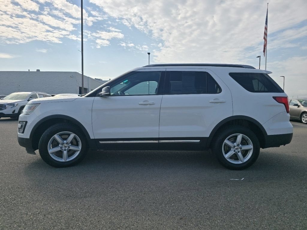 Used 2017 Ford Explorer XLT w/ Equipment Group 202A AWD/4WD image 13